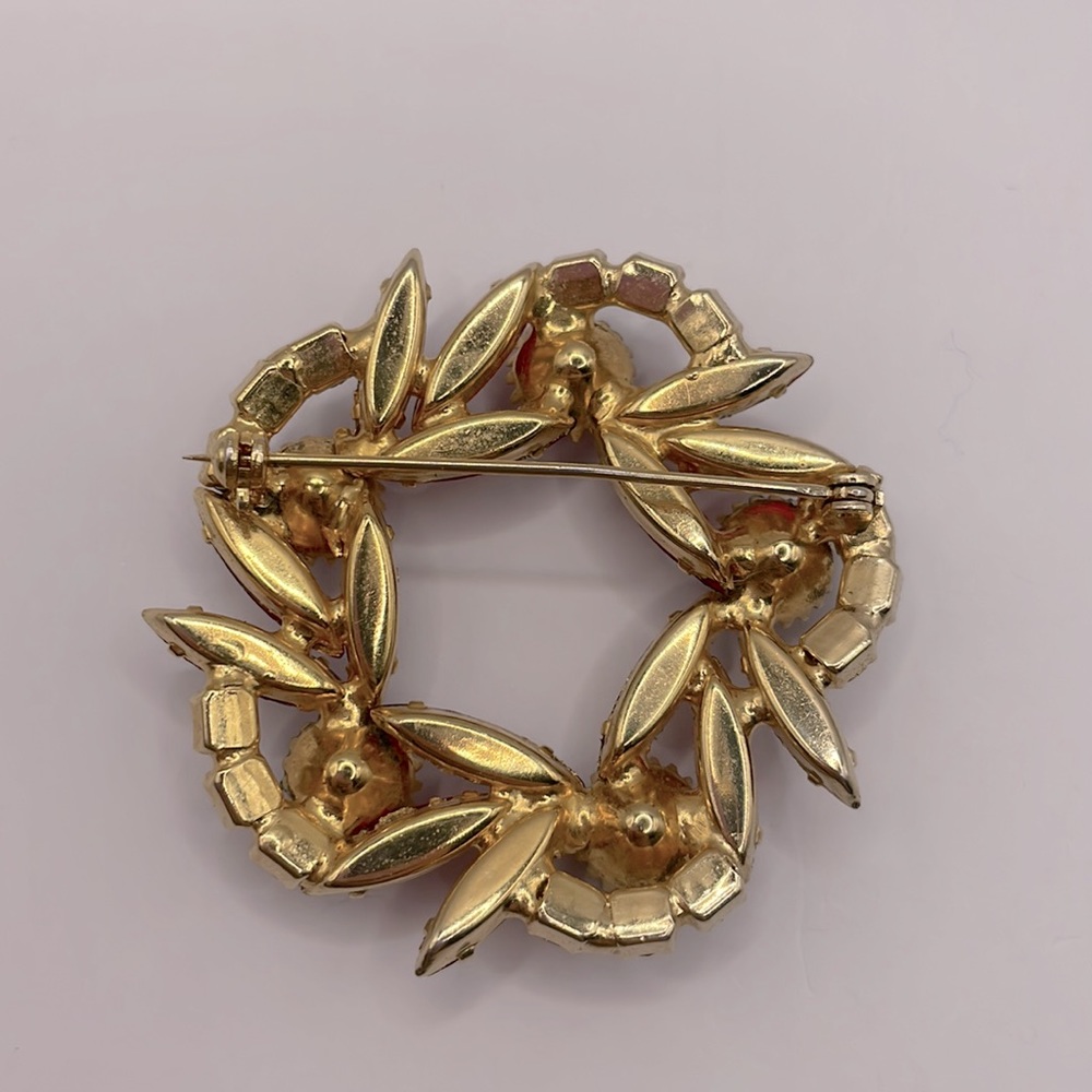 VINTAGE Red Crystal Wreath Brooch - Picture 6 of 6